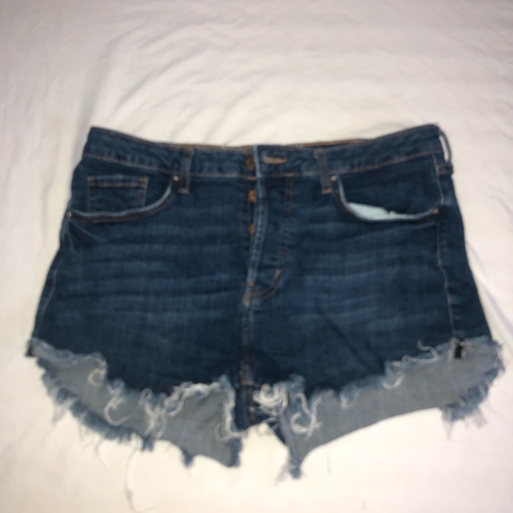 Dark Wash short w distress trim